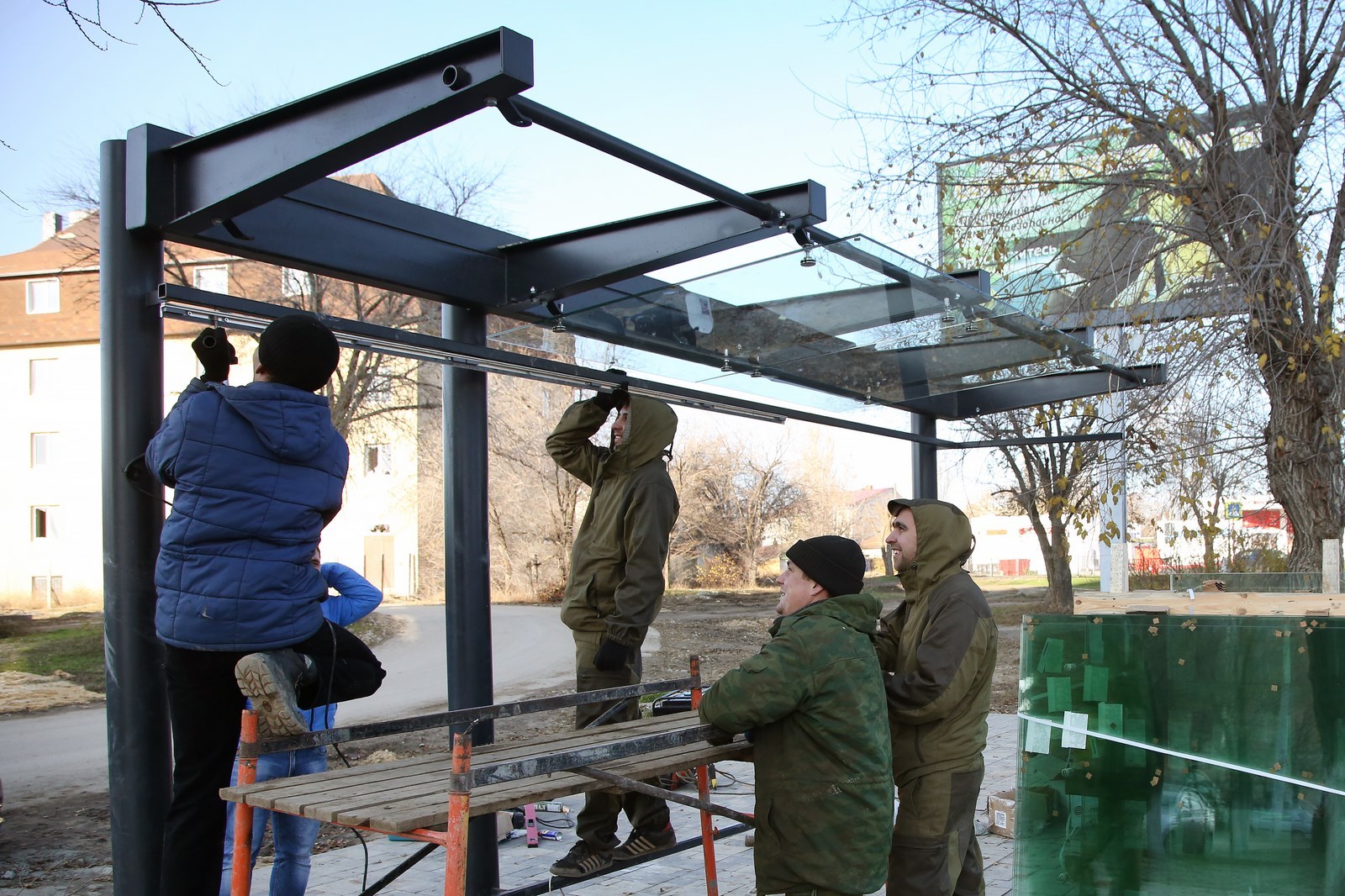 Новые остановки Волгограда оснастят электронным табло и гранитными  скамейками - KP.RU