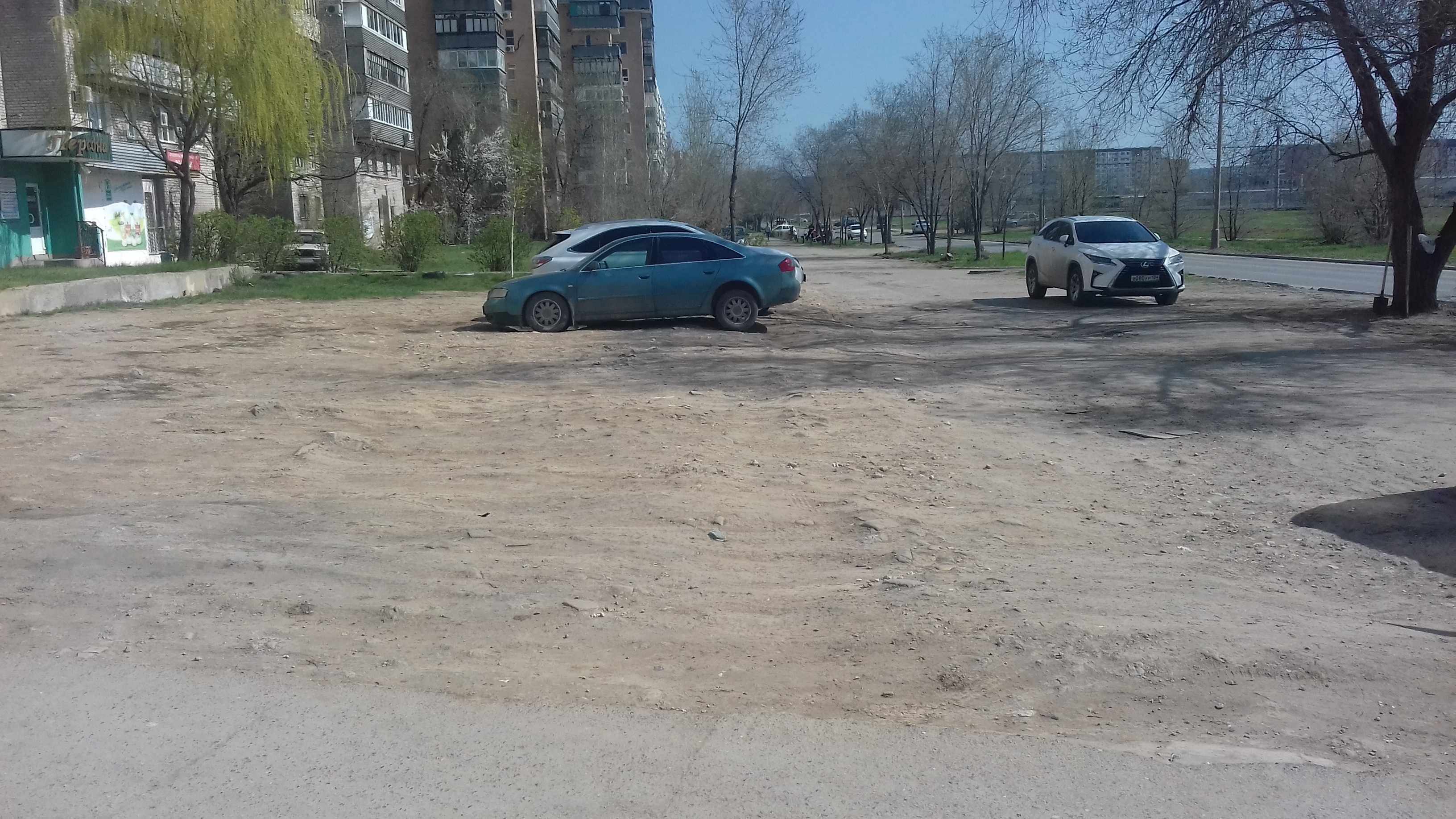 Автолюбители Волжского жалуются на штрафы за парковку на зеленой зоне -  KP.RU